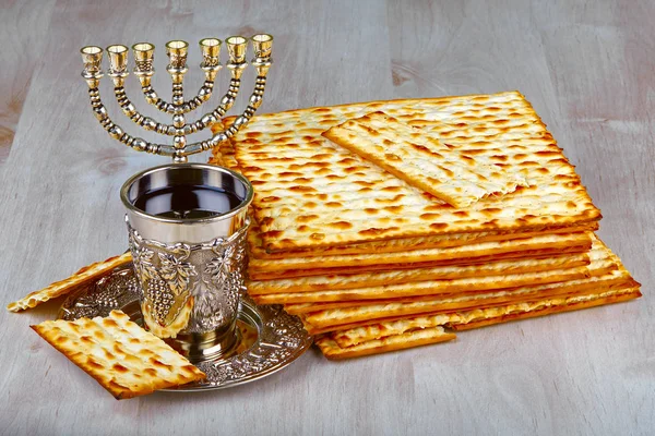 Matzo pasquale con tazza di vino kiddush — Foto Stock