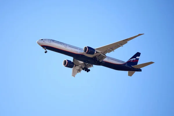 Aeroflot rosyjskie linie lotnicze Boeing 777 zbliża się Ben Gurion Inte — Zdjęcie stockowe