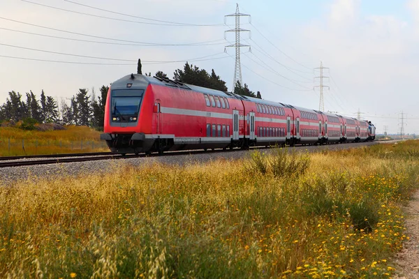 alan üzerinde kırmızı yolcu treni geçer
