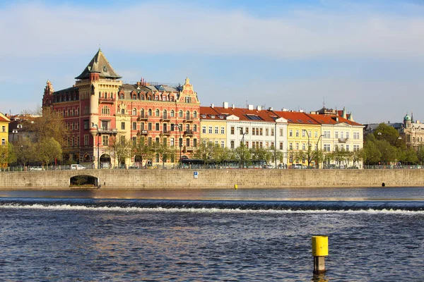 Ciudad Vieja arquitectura antigua y muelle del río Moldava en Praga — Foto de Stock