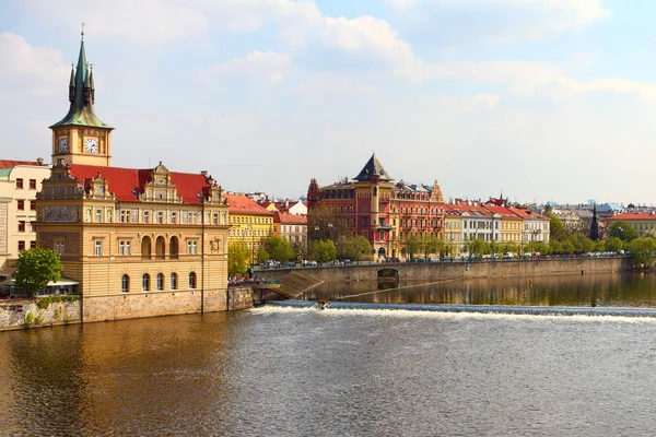 Ciudad Vieja arquitectura antigua y muelle del río Moldava en Praga — Foto de Stock