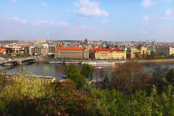 Vista panorámica de los puentes sobre el río Moldava — Foto de Stock