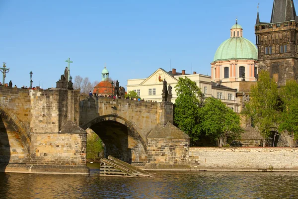 A Cidade Velha com a Ponte Charles sobre o rio Vltava em Praga, Cz — Fotografia de Stock