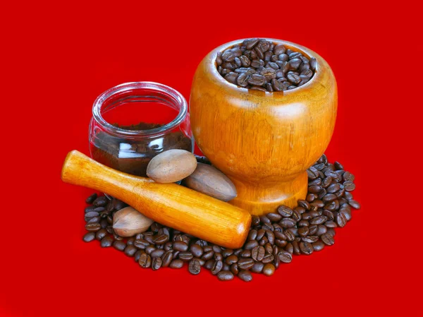 Миномет и пестик с черным кофе — стоковое фото