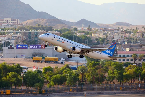 Arkia Israel Airlines – izraelskie linie lotnicze Embraer Erj-195ar Rozdziewając od Eilat — Zdjęcie stockowe