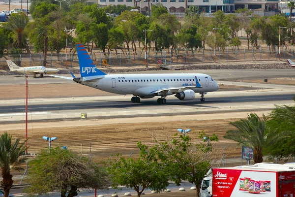 195ar から出発する前に - イスラエル航空エンブラエル Erj、 — ストック写真