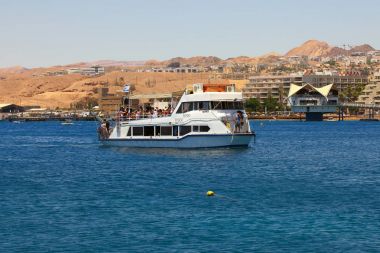 Kızıldeniz kıyılarından Eilat görüntüleyin. 