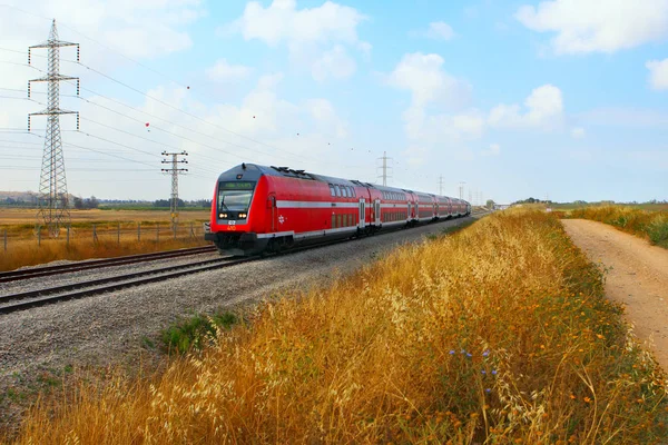 alan üzerinde kırmızı yolcu treni geçer