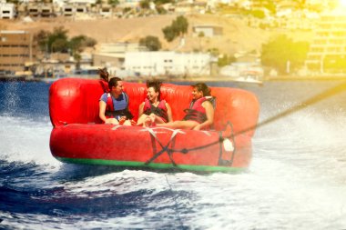 mutlu insanlar üzerinde su cazibe ile