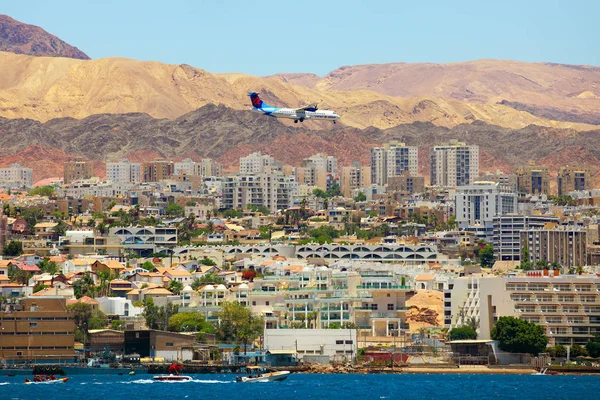 Yukarıda kırmızı çatılar ile evler Eilat içinde açılış — Stok fotoğraf