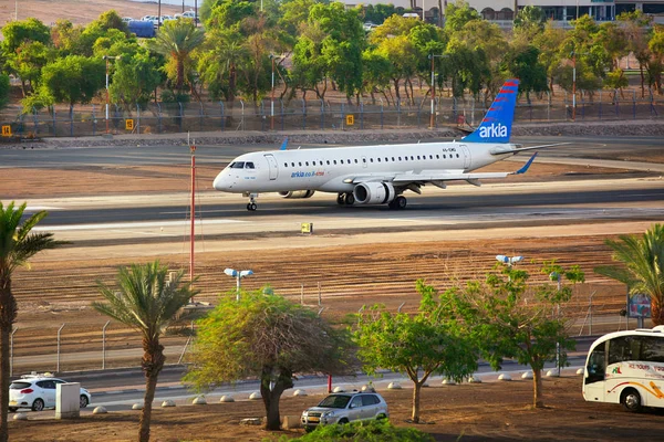 Arkia - israeliska flygbolag Embraer Erj-190ar landade på airpor — Stockfoto