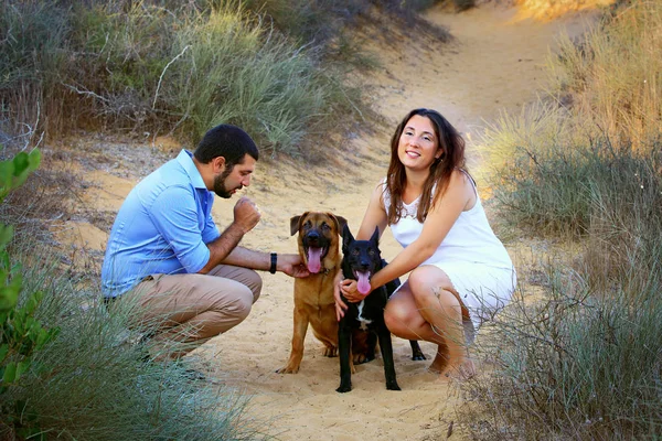 iki köpek ile genç Çift