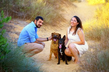 Genç bir çift onların iki köpek yürümek 
