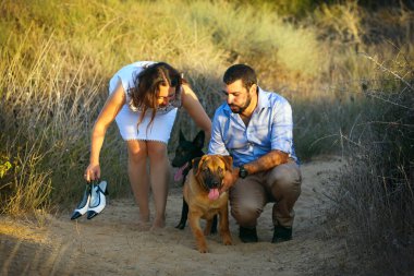 iki köpek ile genç Çift