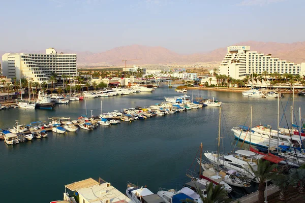 La belle vue depuis la promenade de la marina sur les bateaux amarrés — Photo