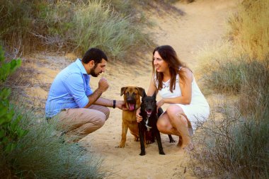 Genç bir çift onların iki köpek yürümek 