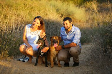 iki köpek ile genç Çift