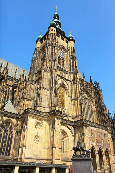 Gotische St. Vitus-Kathedrale auf der Prager Burg — Stockfoto