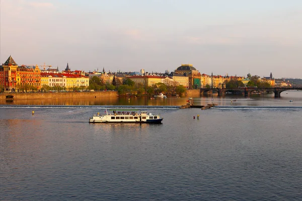 Barco turístico flotando en el río Moldava — Foto de Stock