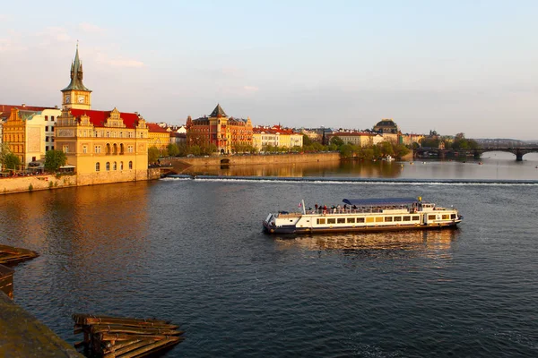 Vltava-joella kelluva turistivene . — kuvapankkivalokuva