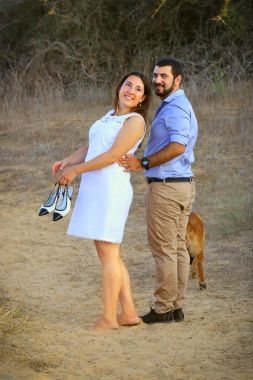 çim kum tepeleri arasında plaja yürüme Çift