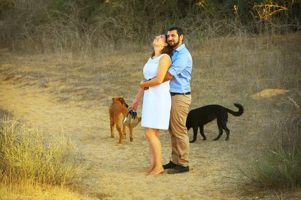 Genç bir çift onların iki köpek yürümek 