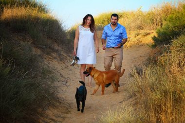 Genç bir çift onların iki köpek yürümek 