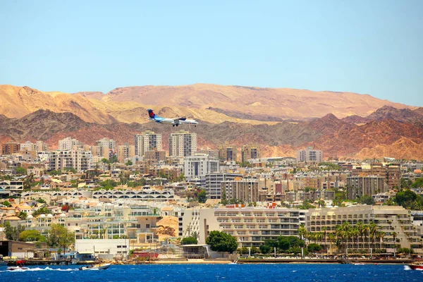 Yukarıda kırmızı çatılar ile evler Eilat içinde açılış — Stok fotoğraf