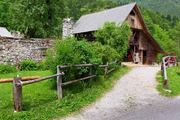 Slovenya turistik köyde bulunan eski ahşap ahır döken — Stok fotoğraf