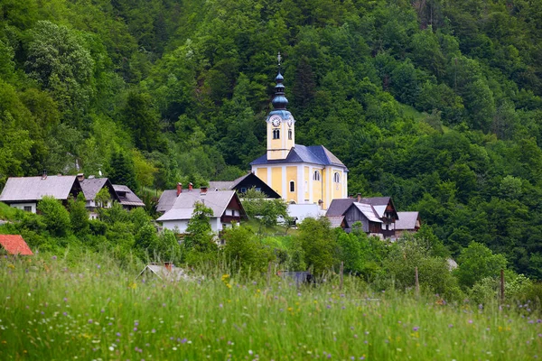 Słoweńska wioska z kościołem — Zdjęcie stockowe
