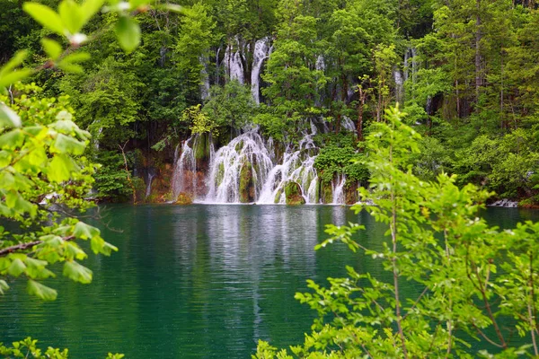 在克罗地亚普利特维切湖泊瀑布 — 图库照片