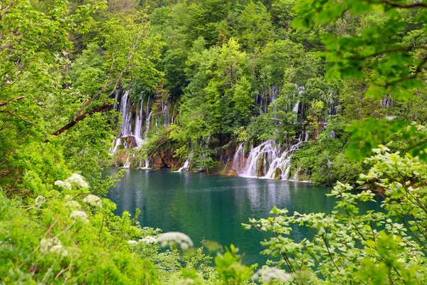Cachoeira nos lagos de Plitvice, na Croácia — Fotografia de Stock