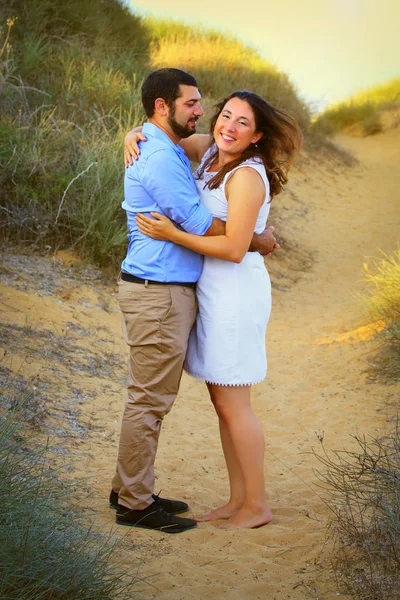 Momentos románticos entre una pareja en la playa —  Fotos de Stock