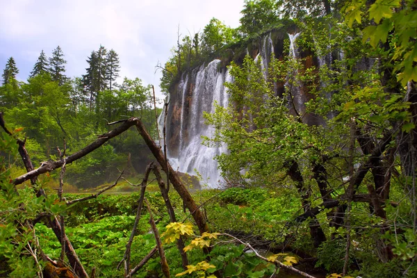 Cachoeiras no parque nacional Plitvice na Croácia — Fotografia de Stock