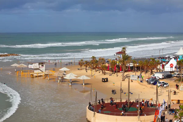 Wintertag an der Küste von Netanya, Island — Stockfoto