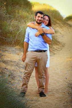 Plajda bir çift arasında romantik anlar