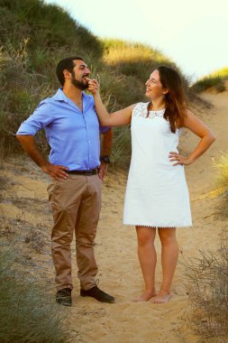 Plajda bir çift arasında romantik anlar