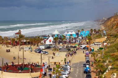 Kış günü Netanya, İsrail'in sahil şeridi üzerinde 