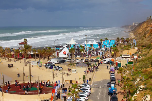 Téli napon a tengerparton, Netanya, Izrael — Stock Fotó