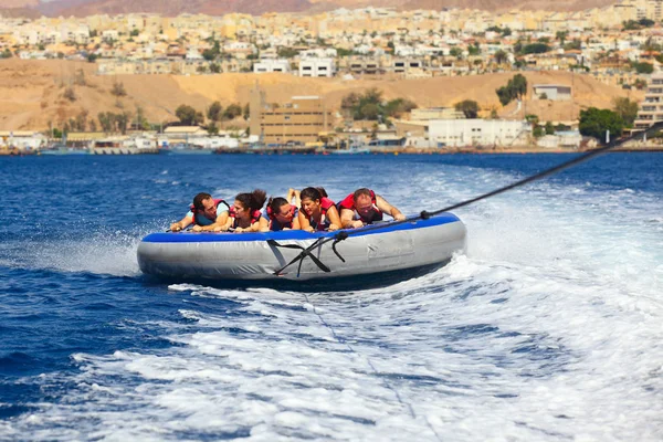 Sport ekstremalny na morze. Szczęśliwi ludzie na atrakcje wodne — Zdjęcie stockowe