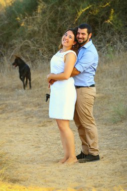 Plajda bir çift arasında romantik anlar