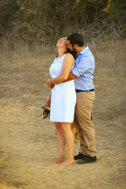 Plajda bir çift arasında romantik anlar