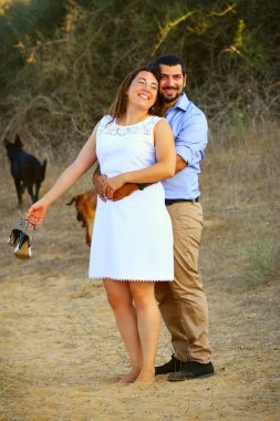 Plajda bir çift arasında romantik anlar