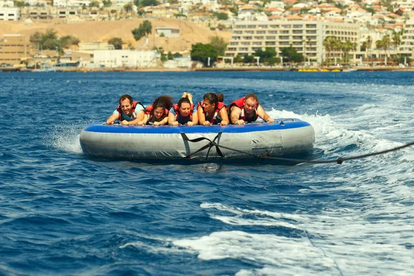 Glückliche Menschen auf Wasserattraktionen — Stockfoto