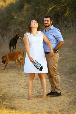 Plajda bir çift arasında romantik anlar