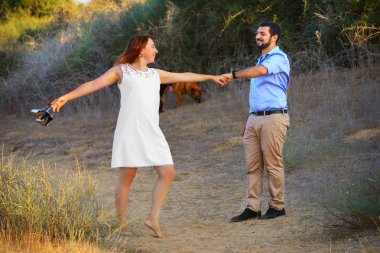 Plajda bir çift arasında romantik anlar