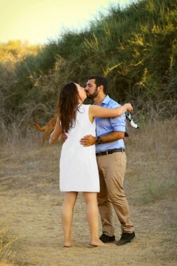 Plajda bir çift arasında romantik anlar