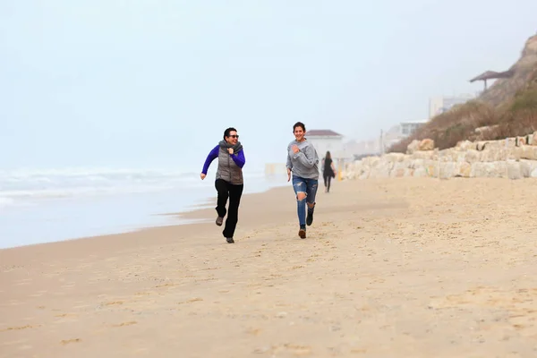 Madre e hija corriendo como locas en un mar mediterráneo —  Fotos de Stock