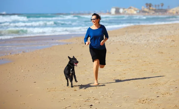 Gammal Kvinna Leker Med Sin Hund Stranden — Stockfoto