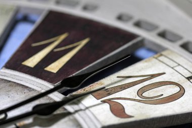 Gece yarısı saat gösterir 